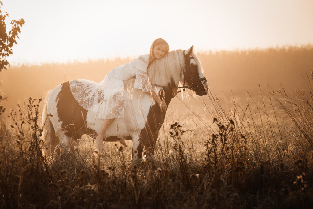 Mädchen auf Pony bei Pferdefotoshooting mit Coralie Duda Fotografie im Wetteraukreis