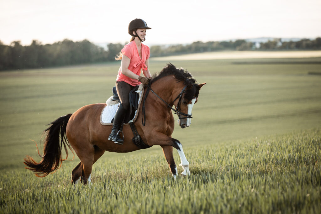 Frau reitet Pony bei Pferdefotoshooting mit Coralie Duda Fotografie im Wetteraukreis