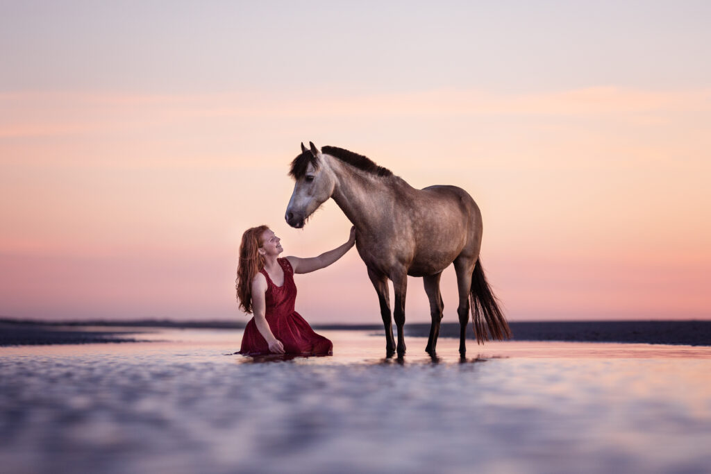 Frau mit Pferd bei Fotoshooting am Strand von Renesse mit Coralie Duda Fotografie