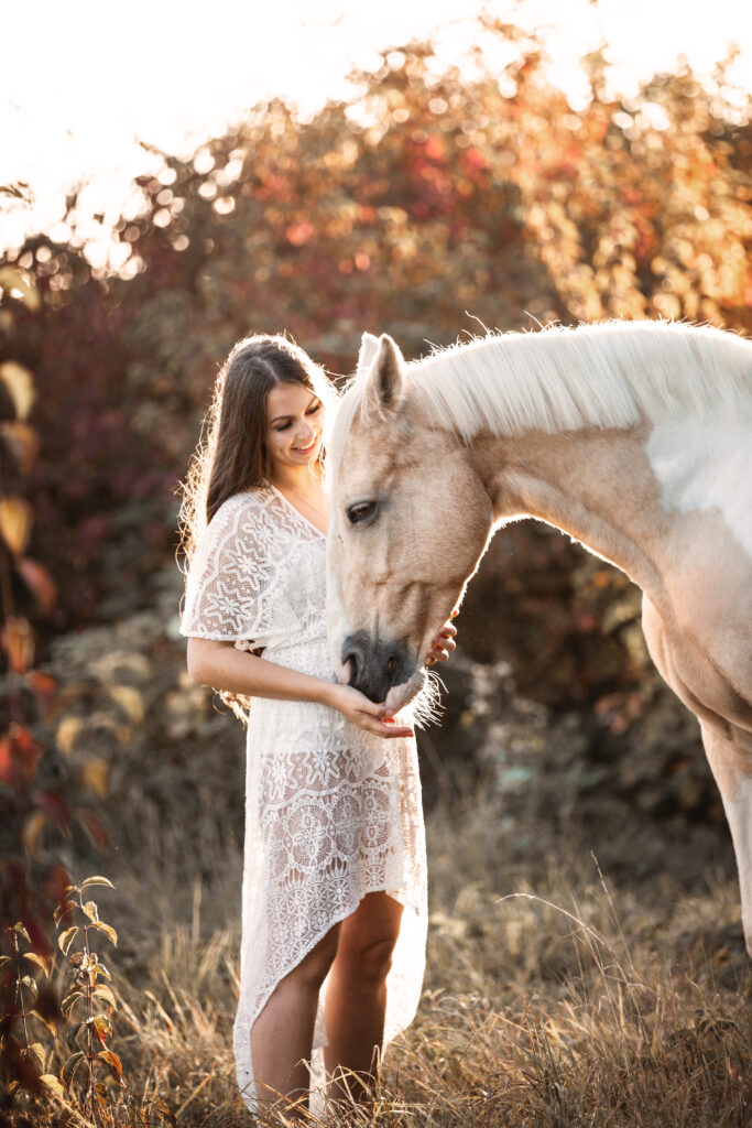 Frau mit Pferd bei Fotoshooting im Herbst mit Coralie Duda Fotografie im Wetteraukreis