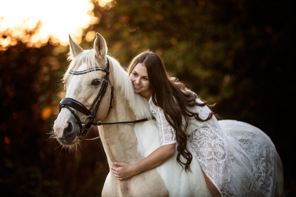 Frau auf Pferd bei Fotoshooting mit Tierfotografin Coralie Duda Fotografie im Main-Kinzig-Kreis