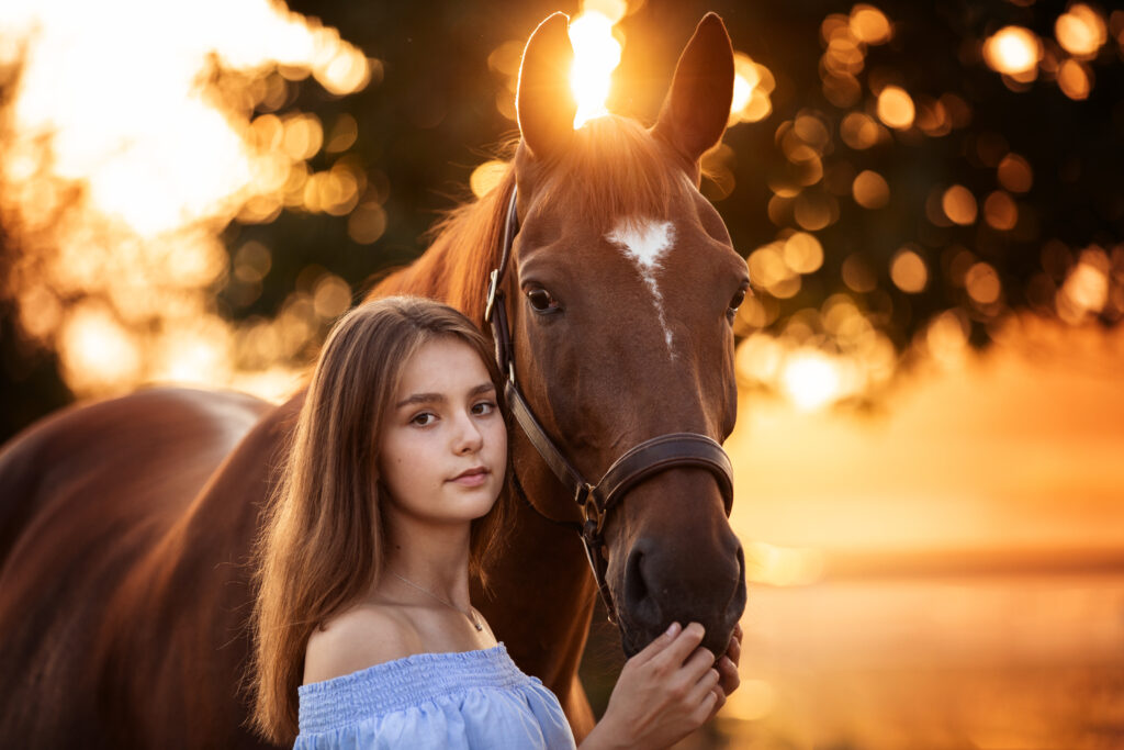 Mädchen mit Pferd kuschelnd bei Fotoshooting mit Pferdefotografin Coralie Duda Fotografie