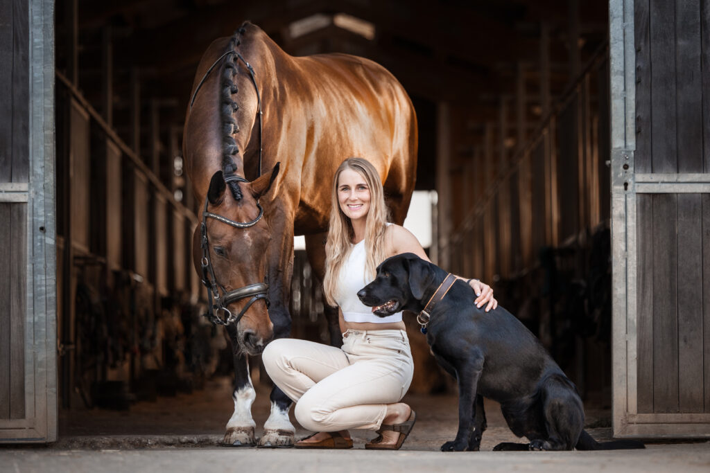 Frau mit Pferd und Hund bei Tierfotoshooting mit Coralie Duda Fotografie im Wetteraukreis