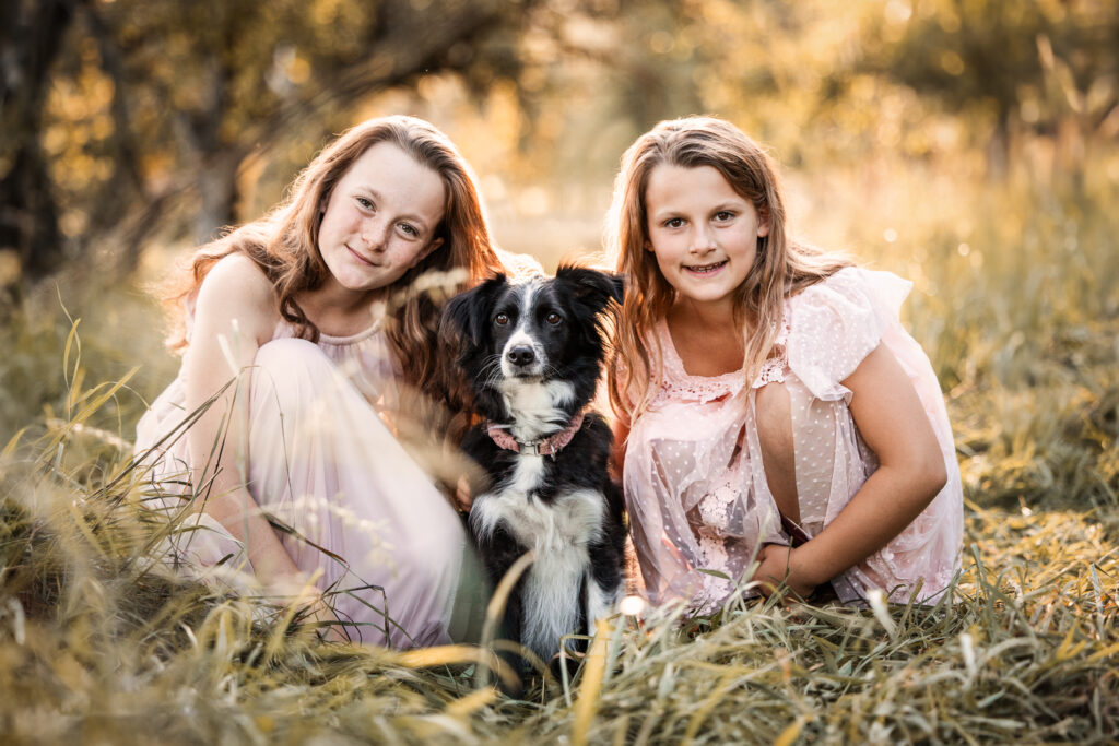 Zwei Mädchen mit Hund bei Sonnenuntergangsshooting mit Coralie Duda Fotografie im Main-Kinzig-Kreis