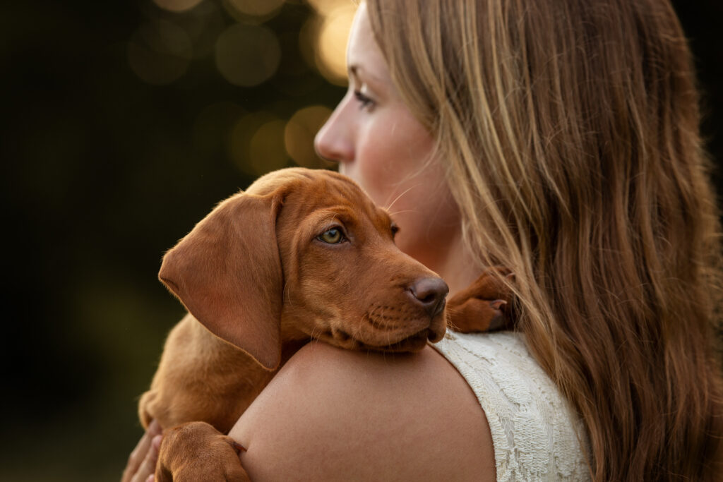 Welpe auf Schulter einer Frau bei Hundefotoshooting mit Coralie Duda Fotografie im Main-Kinzig-Kreis