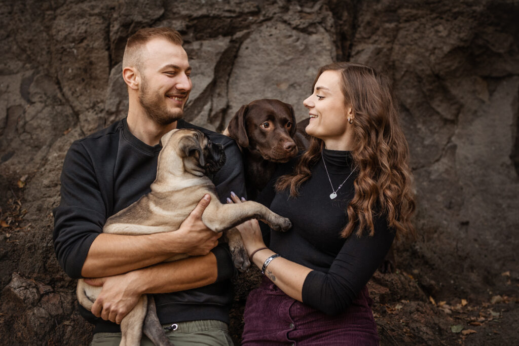 Mann und Frau mit zwei Hunden bei Welpenfotoshooting mit Coralie Duda Fotografie im Wetteraukreis