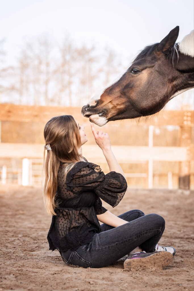 Sitzende Frau mit Pferd bei Fotoshooting mit Coralie Duda Fotografie im Wetteraukreis