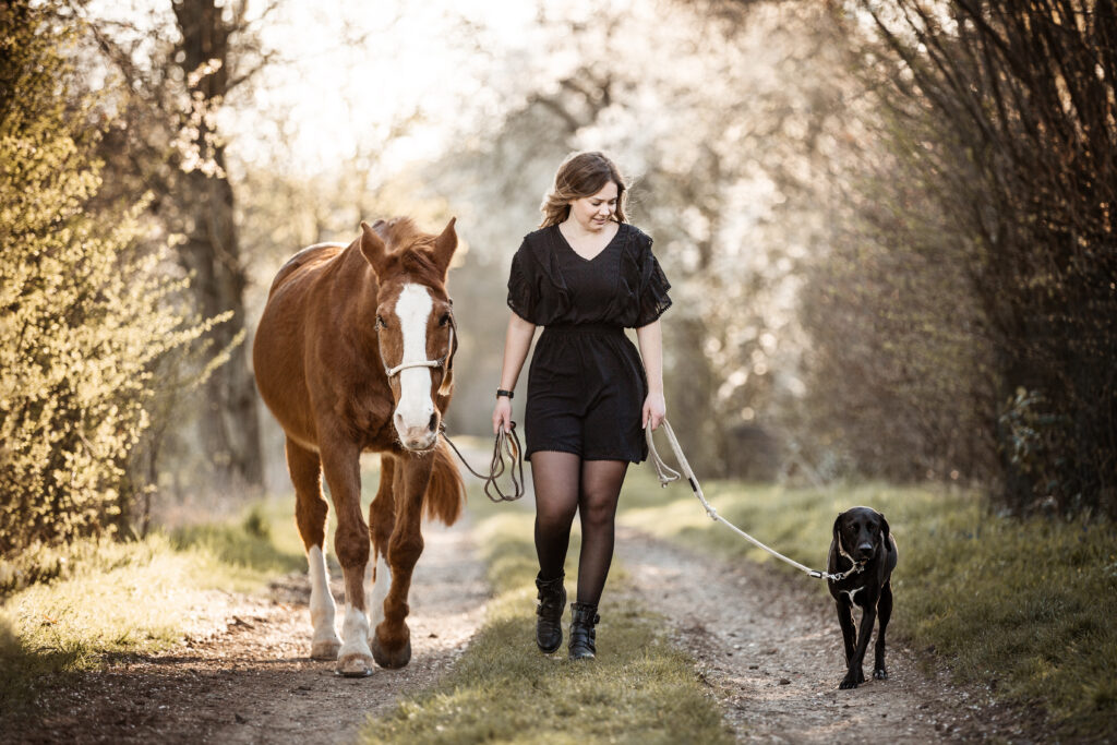 Frau mit Pferd und Hund bei Fotoshooting im Frühling mit Coralie Duda Fotografie im Wetteraukreis