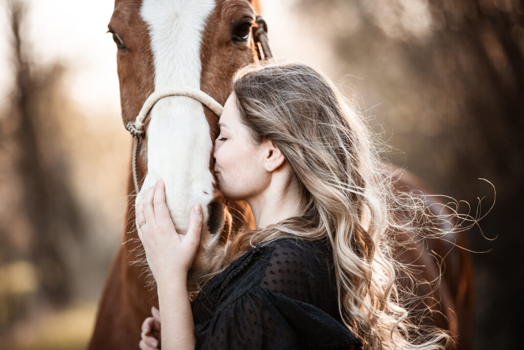 Frau küsst Pferd bei Fotoshooting im Frühling mit Coralie Duda Fotografie im Wetteraukreis