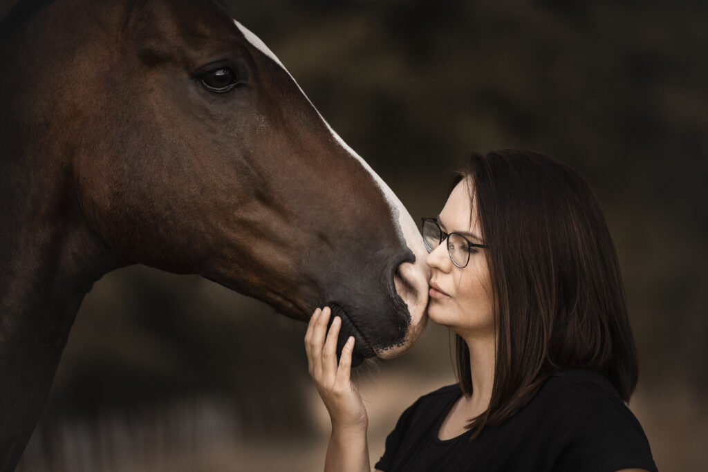 Closeup Frau kuschelt Pferd bei Fotoshooting mit Coralie Duda Fotografie in Büdingen