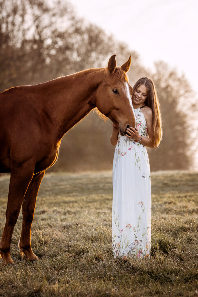 Frau mit Pferd im Sonnenaufgang bei Fotoshooting mit Coralie Duda Fotografie im Wetteraukreis