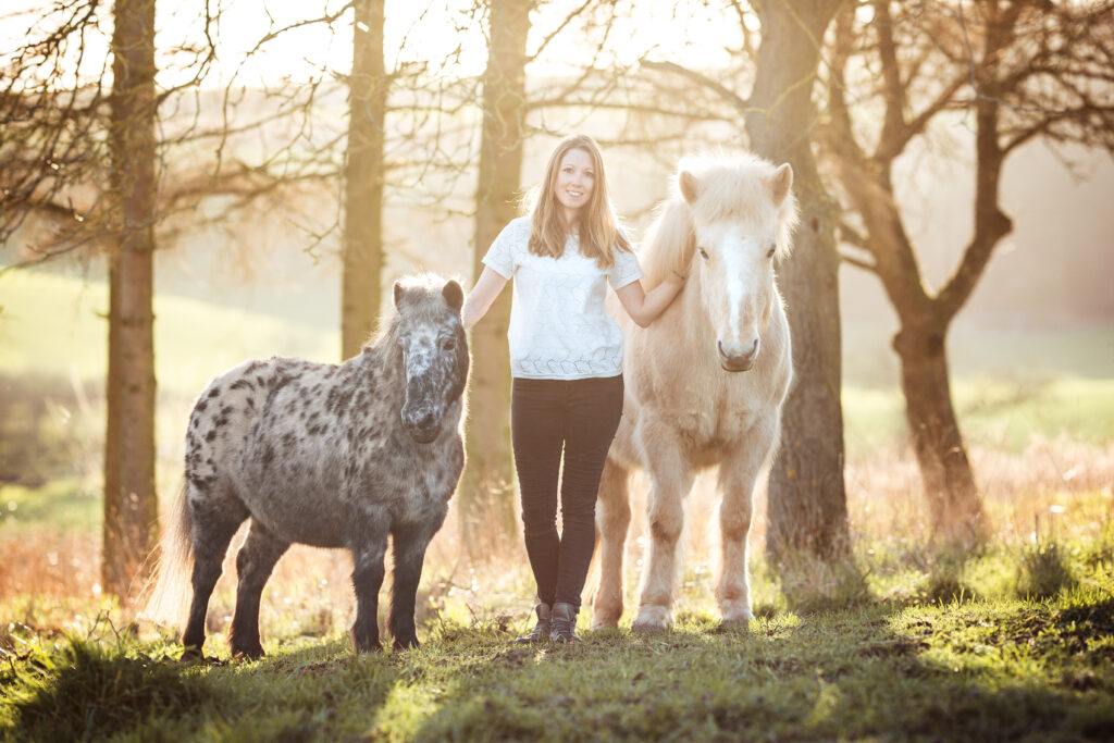 Frau mit zwei Ponys bei Fotoshooting im Frühling mit Coralie Duda Fotografie im Wetteraukreis