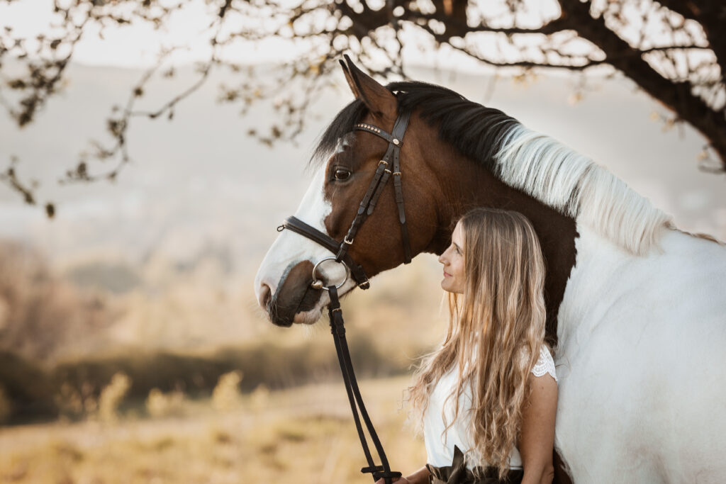 Frau mit Pferd bei Fotoshooting im Frühling mit Coralie Duda Fotografie im Wetteraukreis