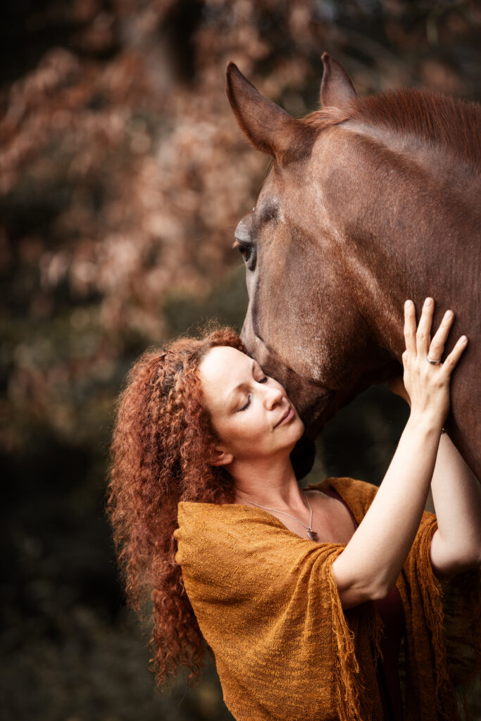 Frau kuschelt Pferd bei Herbstfotoshooting mit Coralie Duda Fotografie im Main-Kinzig-Kreis