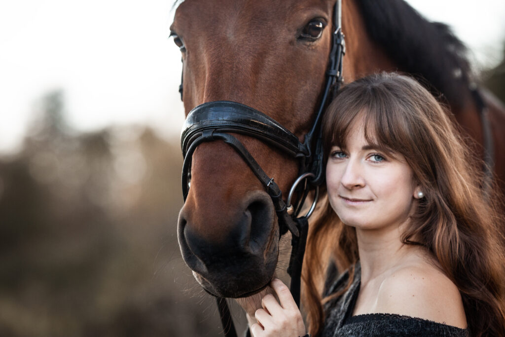 Closeup Frau mit Pferd bei Fotoshooting mit Coralie Duda Fotografie im Wetteraukreis