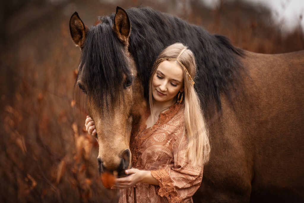 Lusitano mit Frau im Boho Stil bei Pferdefotoshooting im Herbst mit Coralie Duda Fotografie im Wetteraukreis