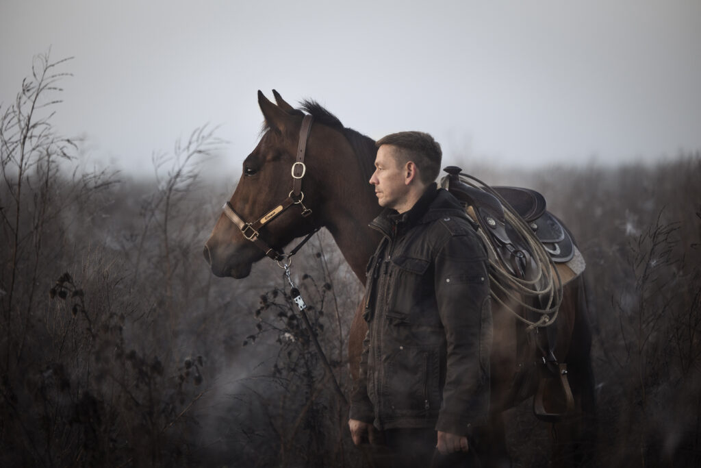 Mann mit Pferd bei Herbstfotoshooting mit Coralie Duda Fotografie im Wetteraukreis