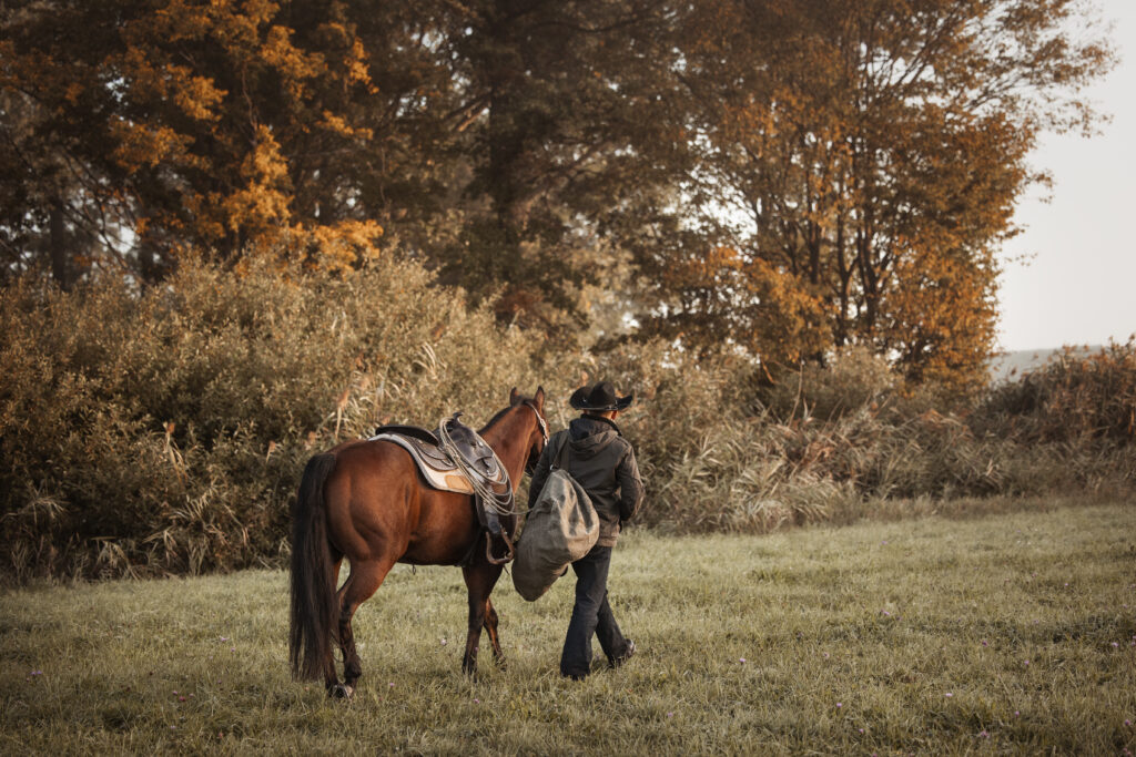 Cowboy mit Pferd bei Fotoshooting im Herbst mit Coralie Duda Fotografie im Wetteraukreis