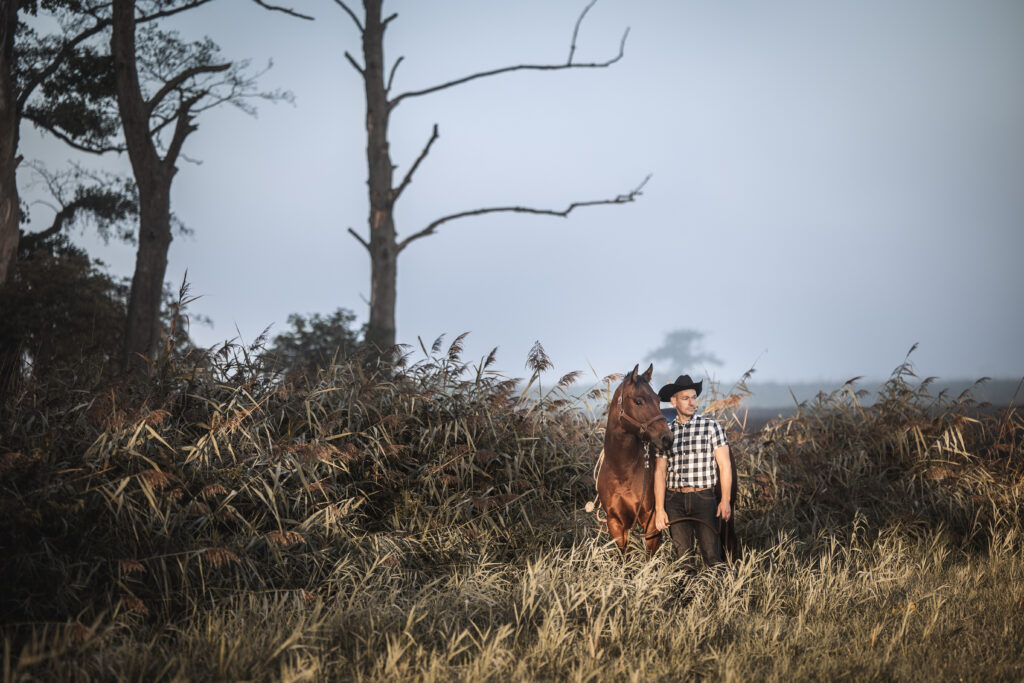 Mann mit Pferd bei Fotoshooting mit Coralie Duda Fotografie im Wetteraukreis