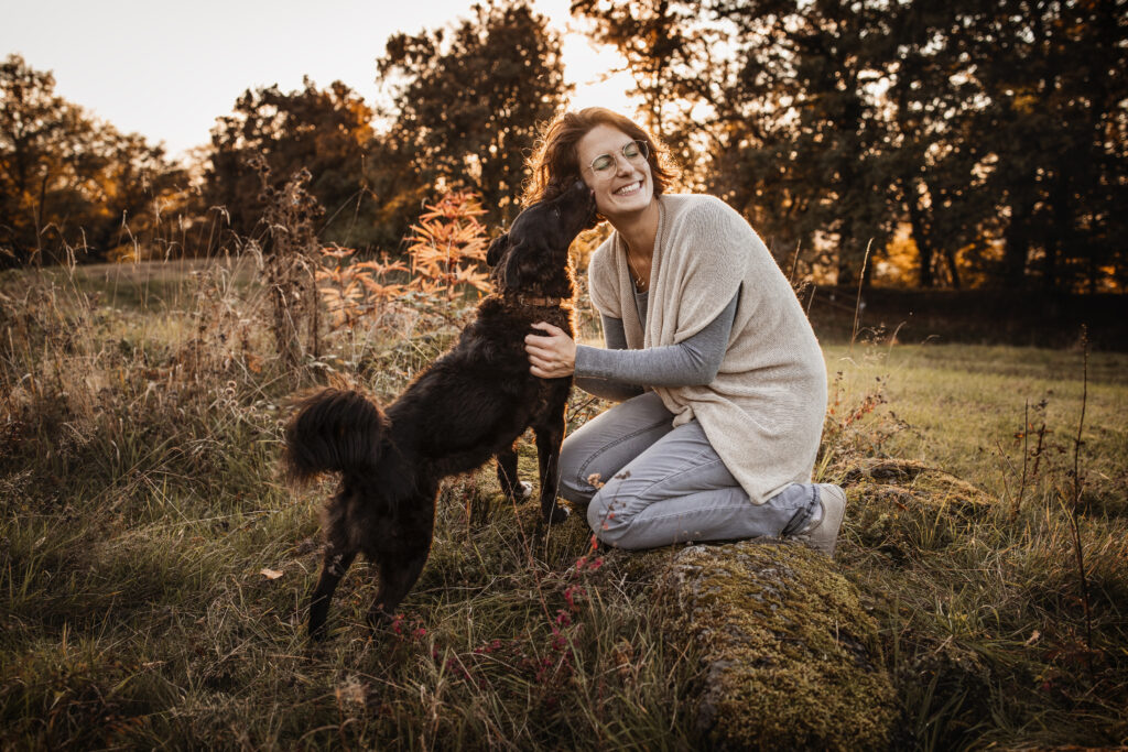 Hund küsst Frau bei Hundefotoshooting im Herbst mit Coralie Duda Fotografie in der Wetterau