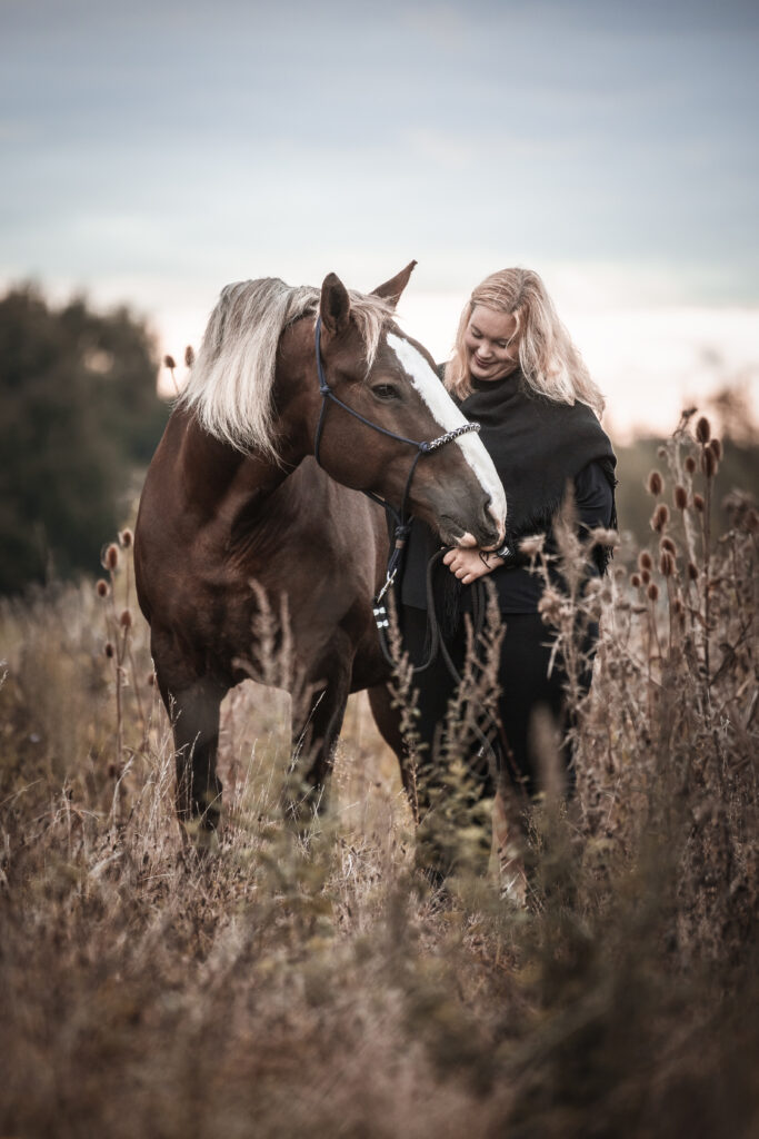 Frau mit Pferd bei Pferdefotoshooting mit Coralie Duda Fotografie im Herbst