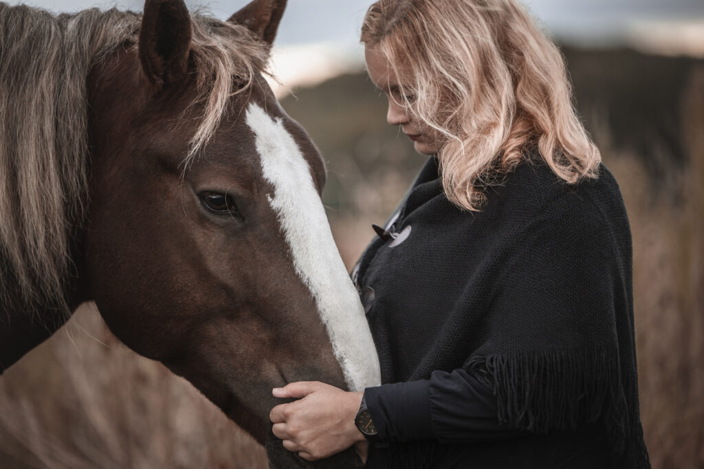 Closeup einer Frau mit Pferd bei Pferdefotoshooting mit Coralie Duda Fotografie im Herbst